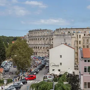Sylvia Center Pula